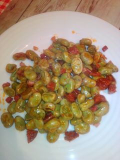 Una foto de Habas con jamón y chorizo dulce