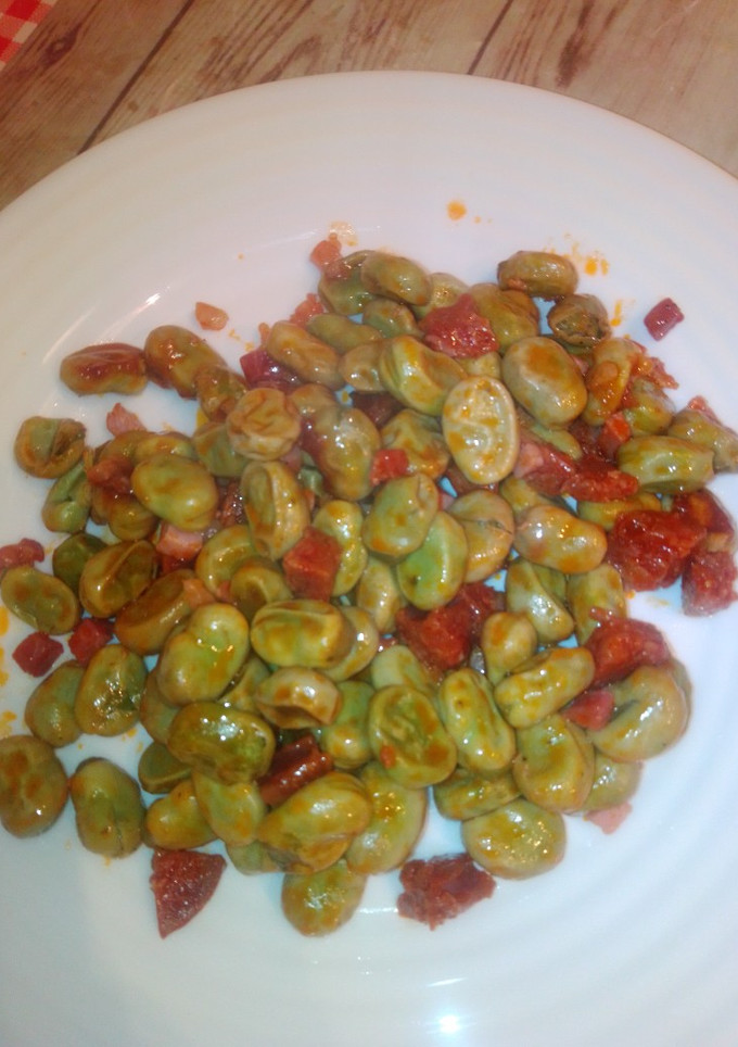 Una foto de Habas con jamón y chorizo dulce