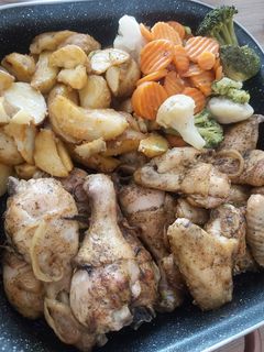 Sült csirkecomb és szárny, párolt zöldséggel, steak burgonyával recept fotója