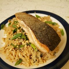 A picture of Salmon pad thai.