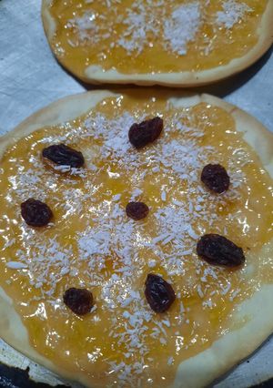 Una foto de Galletones con mermelada y coco con discos de empanadas