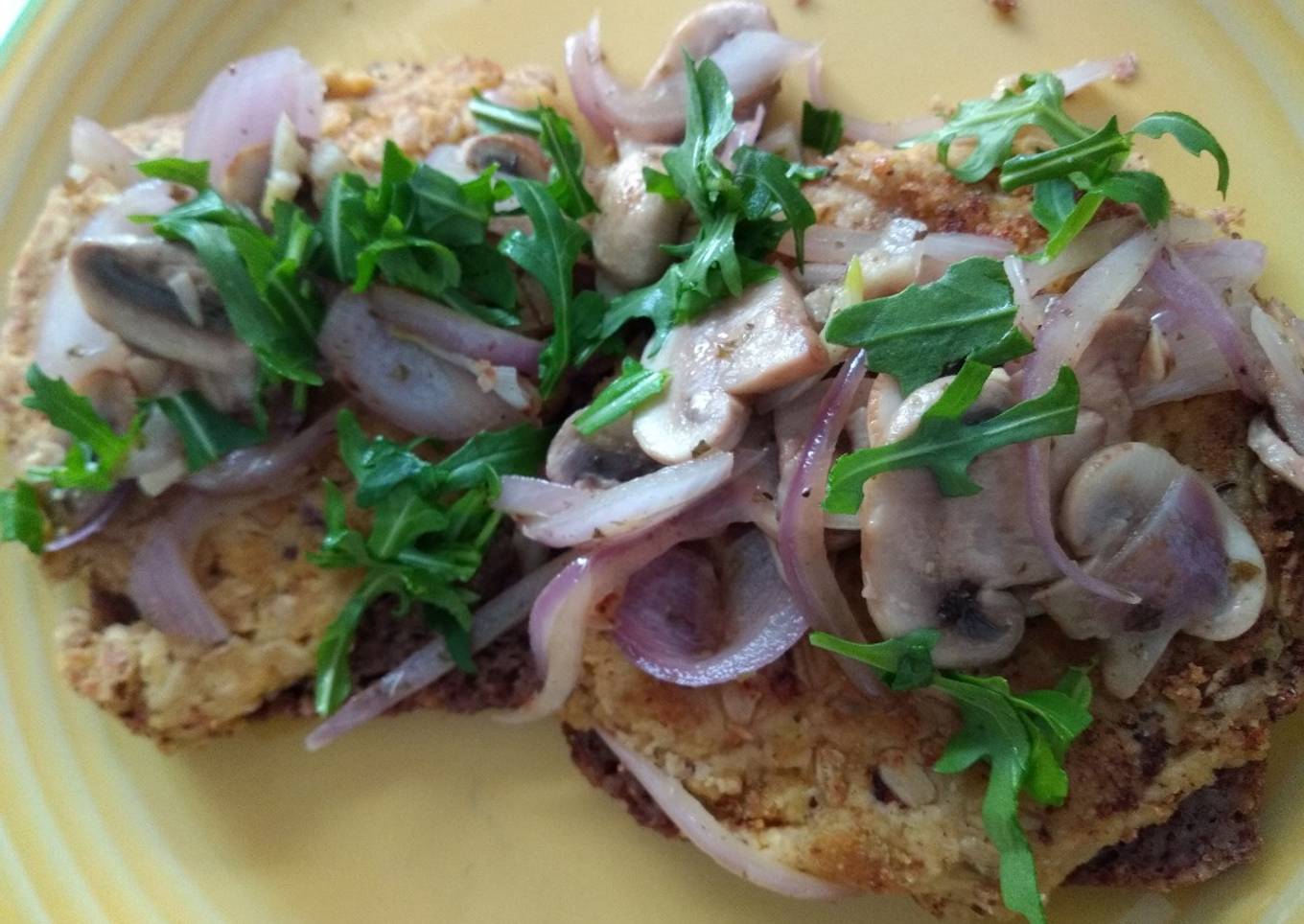 Tortitas de garbanzos con avena y salteado de champiñones  con Agua de mar