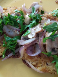 Una foto de Tortitas de garbanzos con avena y salteado de champiñones con Agua de mar