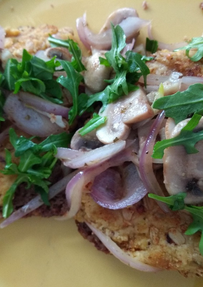 Una foto de Tortitas de garbanzos con avena y salteado de champiñones  con Agua de mar