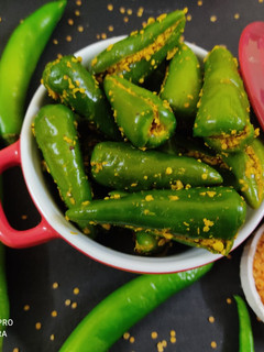 हरी मिर्च का अचार (Hari mirch ka achar recipe in Hindi) रेसिपी मुख्य फोटो