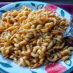 A picture of Jollof Maçaroni and Spaghetti with Fried Fish.