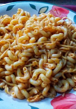 A picture of Jollof Maçaroni and Spaghetti with Fried Fish.
