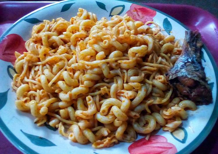 Recipe of Super Quick Jollof Maçaroni and Spaghetti with Fried Fish