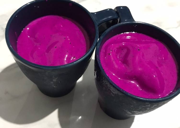 Banana smoothies w/dragon fruit