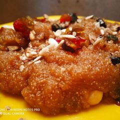 A picture of Suji besan halwa.