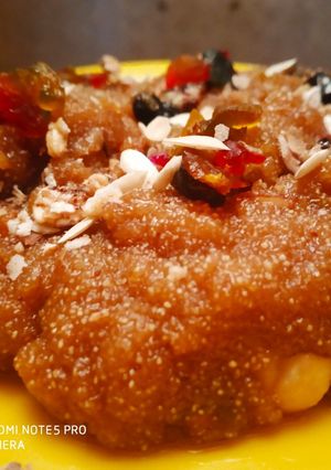 A picture of Suji besan halwa.