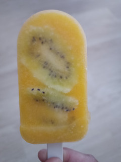 Una foto de Polos de naranja y kiwi en moldes Lékué