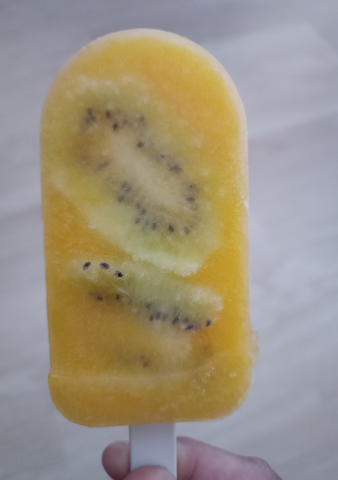 Una foto de Polos de naranja y kiwi en moldes Lékué