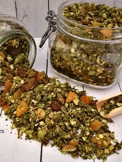 Una foto de Granola casera con té matcha