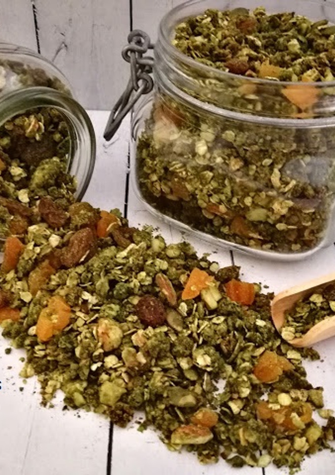 Una foto de Granola casera con té matcha