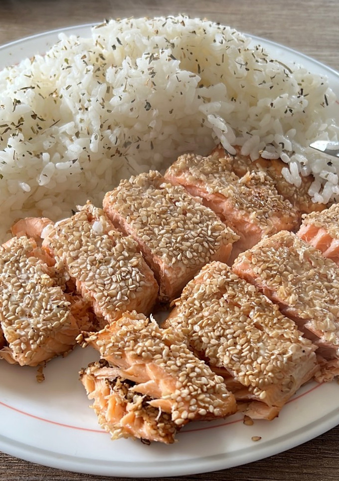 Una foto de Salmón a la mostaza con sésamo en airfryer