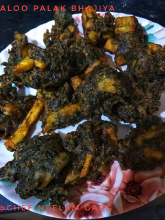आलू, पालक भजिया (aloo palak bhajiya recipe in Hindi) रेसिपी मुख्य फोटो