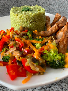 Una foto de Quinoa verde con verduras salteadas y cerdo a la parrilla