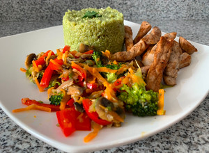 Una foto de Quinoa verde con verduras salteadas y cerdo a la parrilla