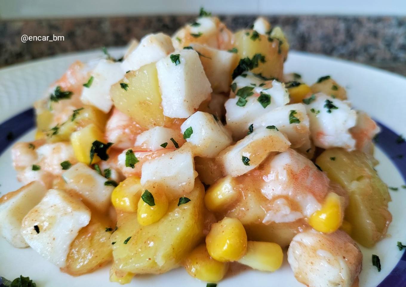 Ensalada de patata, pota y langostinos con reducción al pimentón