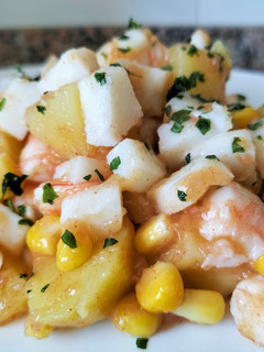 Una foto de Ensalada de patata, pota y langostinos con reducción al pimentón