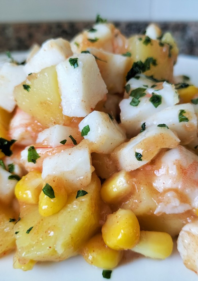 Una foto de Ensalada de patata, pota y langostinos con reducción al pimentón