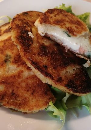 Foto di Mezze lune di patate con mozzarella e salmone