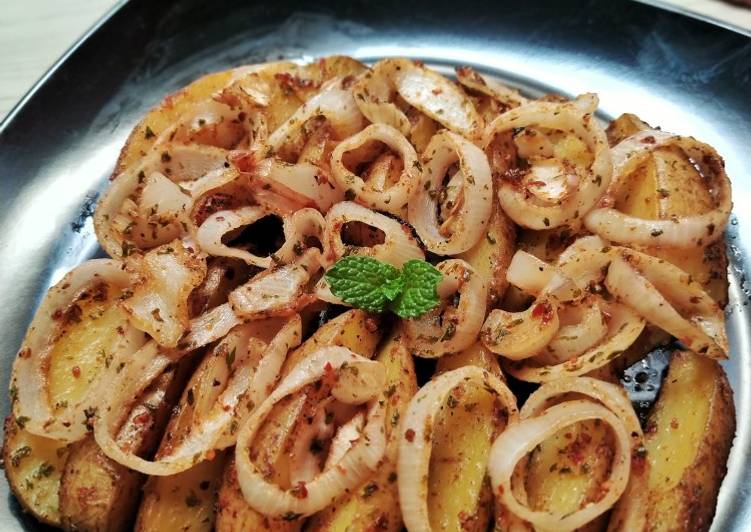 Cara Gampang Menyiapkan Spicy Baked Potato with Onion, Bisa Manjain Lidah