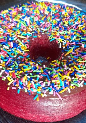 A picture of Red velvet doughnut cake.