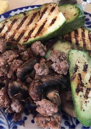 Una foto de Carne con portobello y calabazas asados. 100% libre de grasa