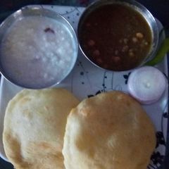 A picture of Bhature.