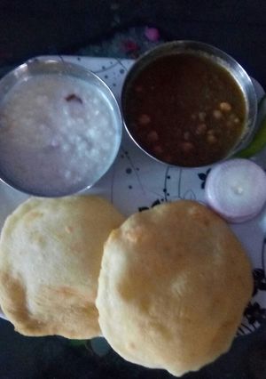 A picture of Bhature.