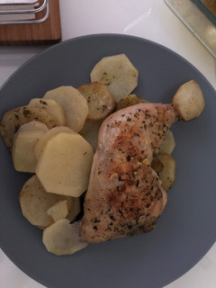 Una foto de Pollo al horno con patatas