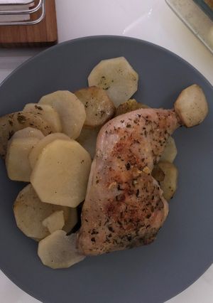 Una foto de Pollo al horno con patatas
