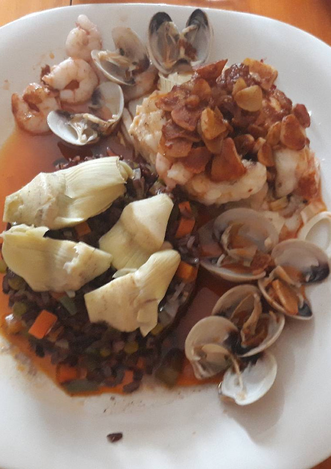 Una foto de Rape a la Donostiarra con guarnición de arroz negro VENERE