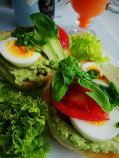 Zdjęcie przepisu Kanapki z pastą z awokado i z jajkiem na twardo.