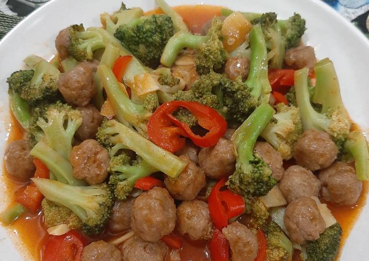 Sweet & sour meatballs with broccoli