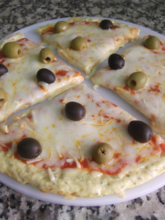 Una foto de Pizza con base de pollo y aceitunas