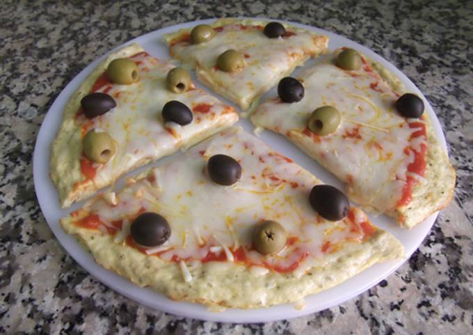 Foto principal de Pizza con base de pollo y aceitunas