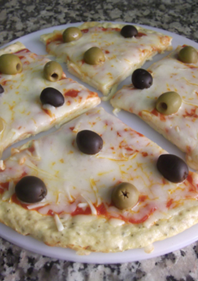Una foto de Pizza con base de pollo y aceitunas