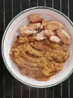 Una foto de Quinua atamalada con pollo con sabor a saltado