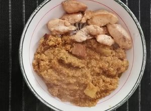 Una foto de Quinua atamalada con pollo con sabor a saltado