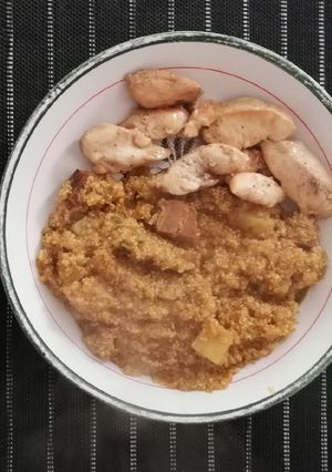 Una foto de Quinua atamalada con pollo con sabor a saltado