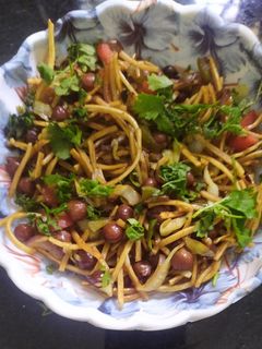 चायनीज भेळ (Chinese bhel recipe in marathi) रेसिपी चे मुख्य फोटो