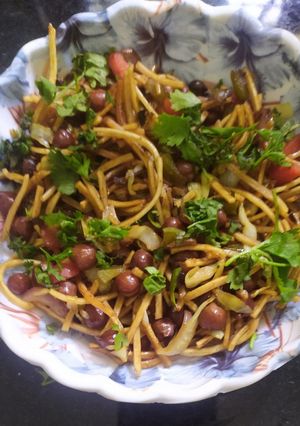 चायनीज भेळ (Chinese bhel recipe in marathi) रेसिपी चे मुख्य फोटो 