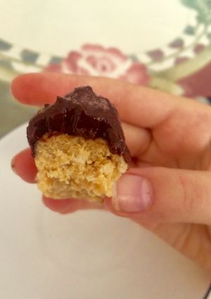 Una foto de Trufas de coco y frosting de chocolate súper fácil