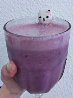Una foto de Licuado de moras y banana 🍌🫐