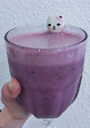 Una foto de Licuado de moras y banana 🍌🫐