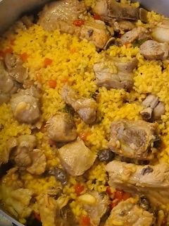 Una foto de Arroz amarillo con costillas dentro