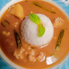 A picture of Sindhi curry chawal.